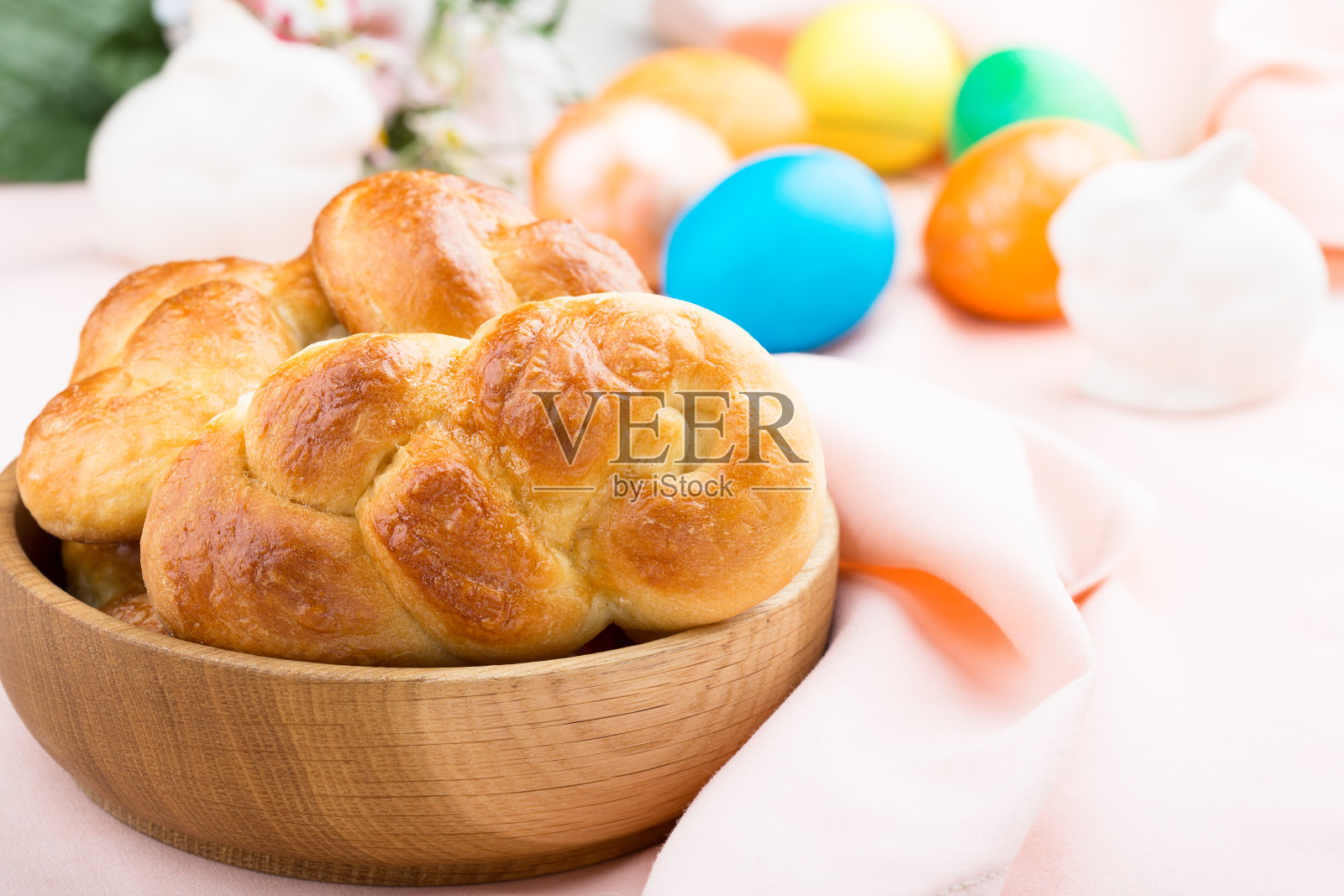 复活节餐桌背景上的甜编织酵母面包照片摄影图片