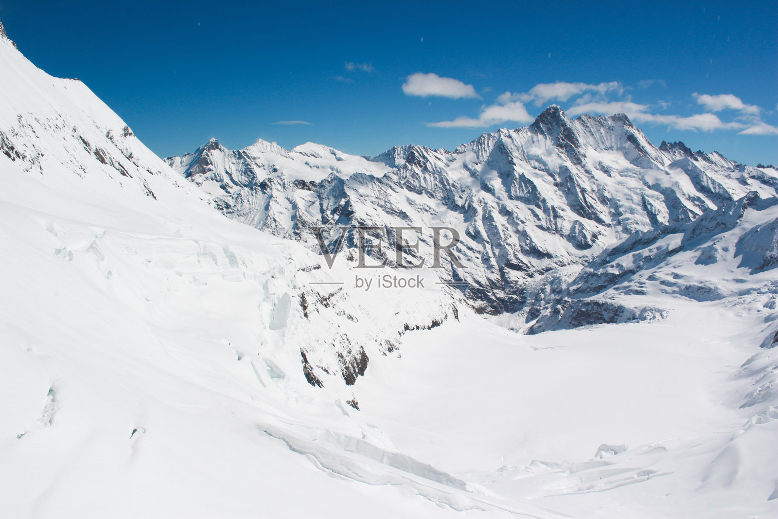 白雪覆盖的瑞士阿尔卑斯山在少女，瑞士的山景照片摄影图片