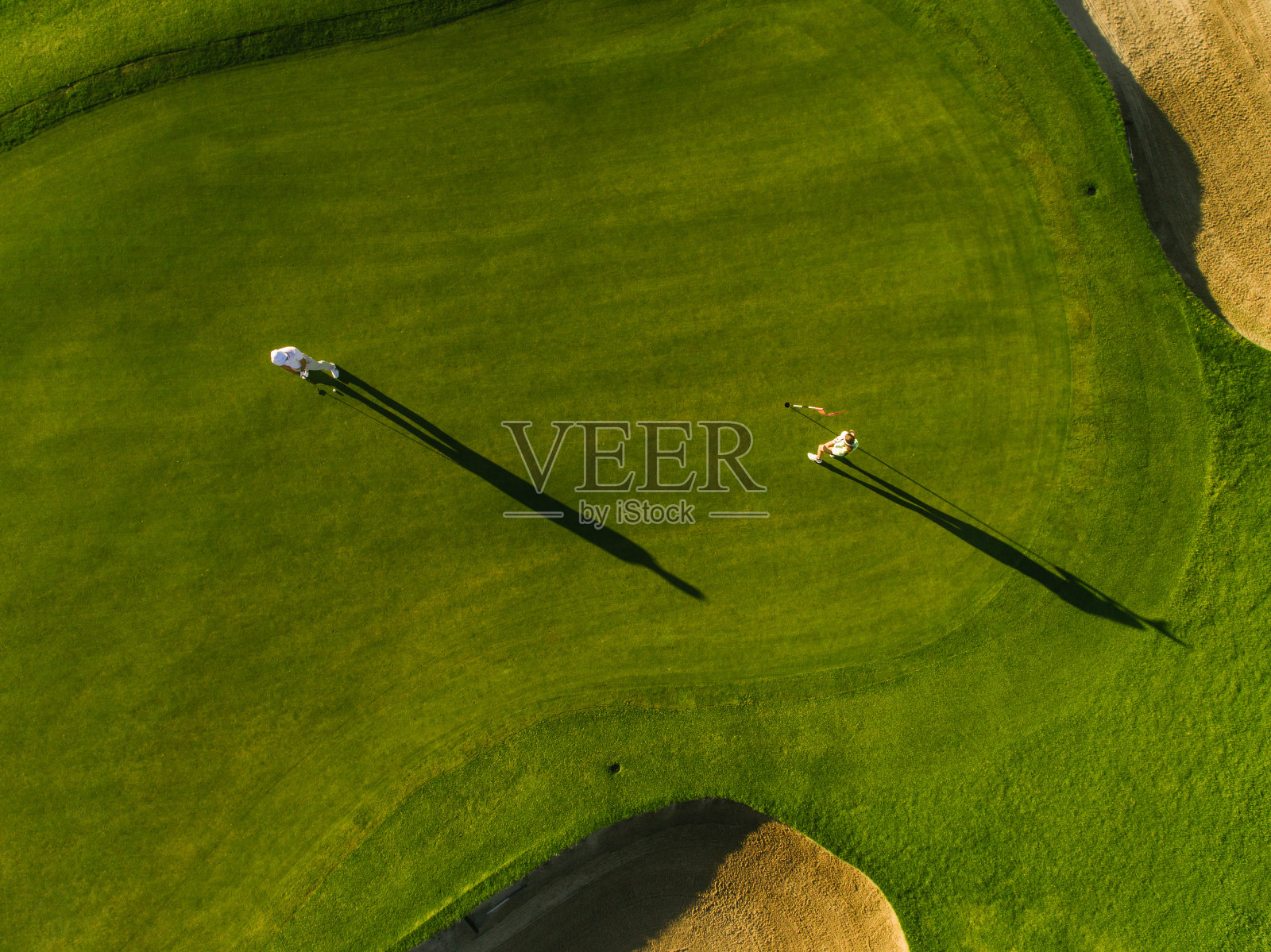 高尔夫球手在球场上打球的鸟瞰图照片摄影图片