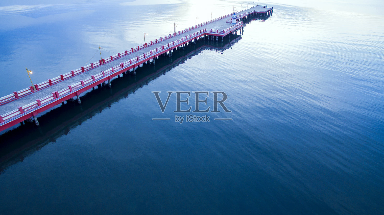 美丽的海港大桥和湛蓝的大海在晨曦中照片摄影图片