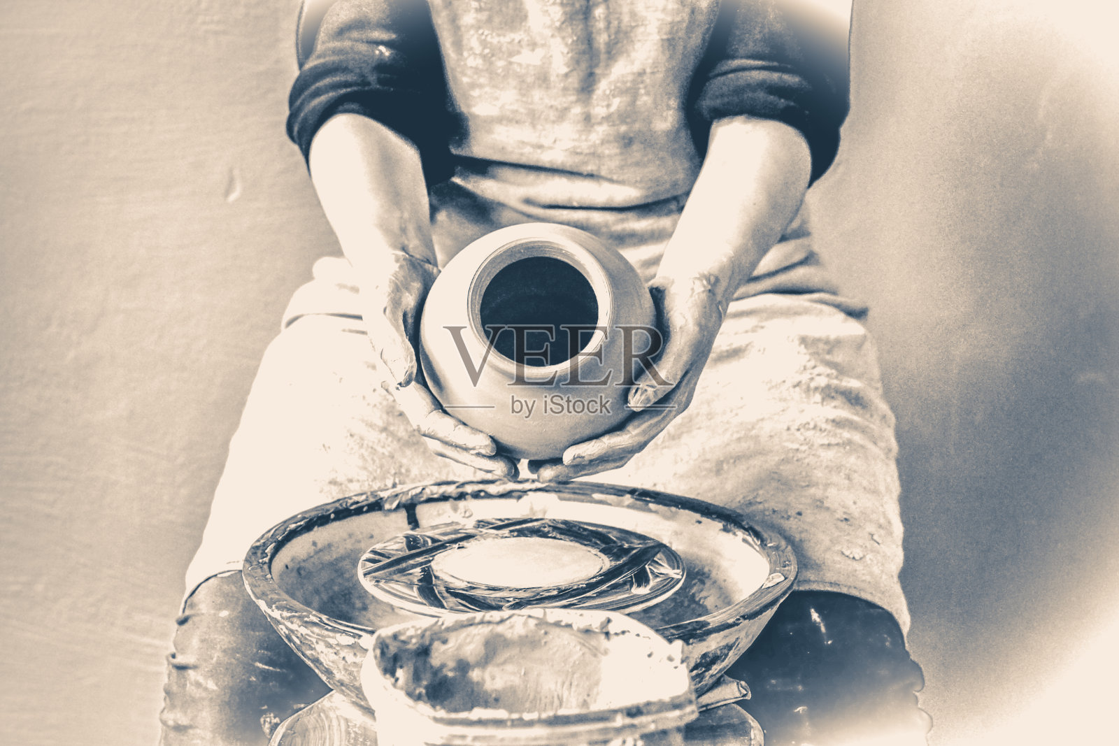 陶工在烧制白陶罐时比较粗糙。旧的复古风格。照片摄影图片