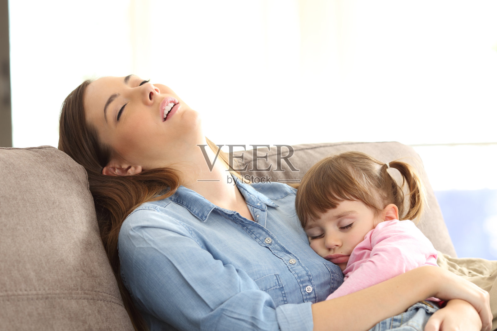 疲惫的母亲和她的宝贝女儿睡觉照片摄影图片