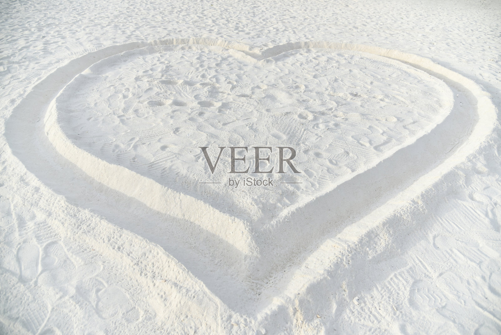 心在沙滩上画，情人节在马尔代夫Maafushi海滩上画照片摄影图片