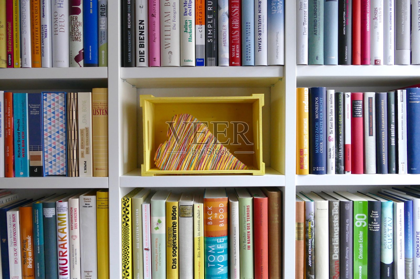 组织图书馆:黄色的盒子，呈现彩色的心照片摄影图片