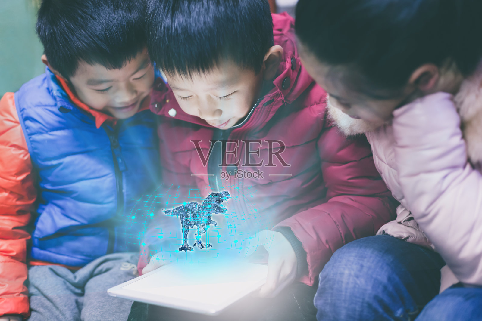亚洲儿童玩数字平板电脑照片摄影图片