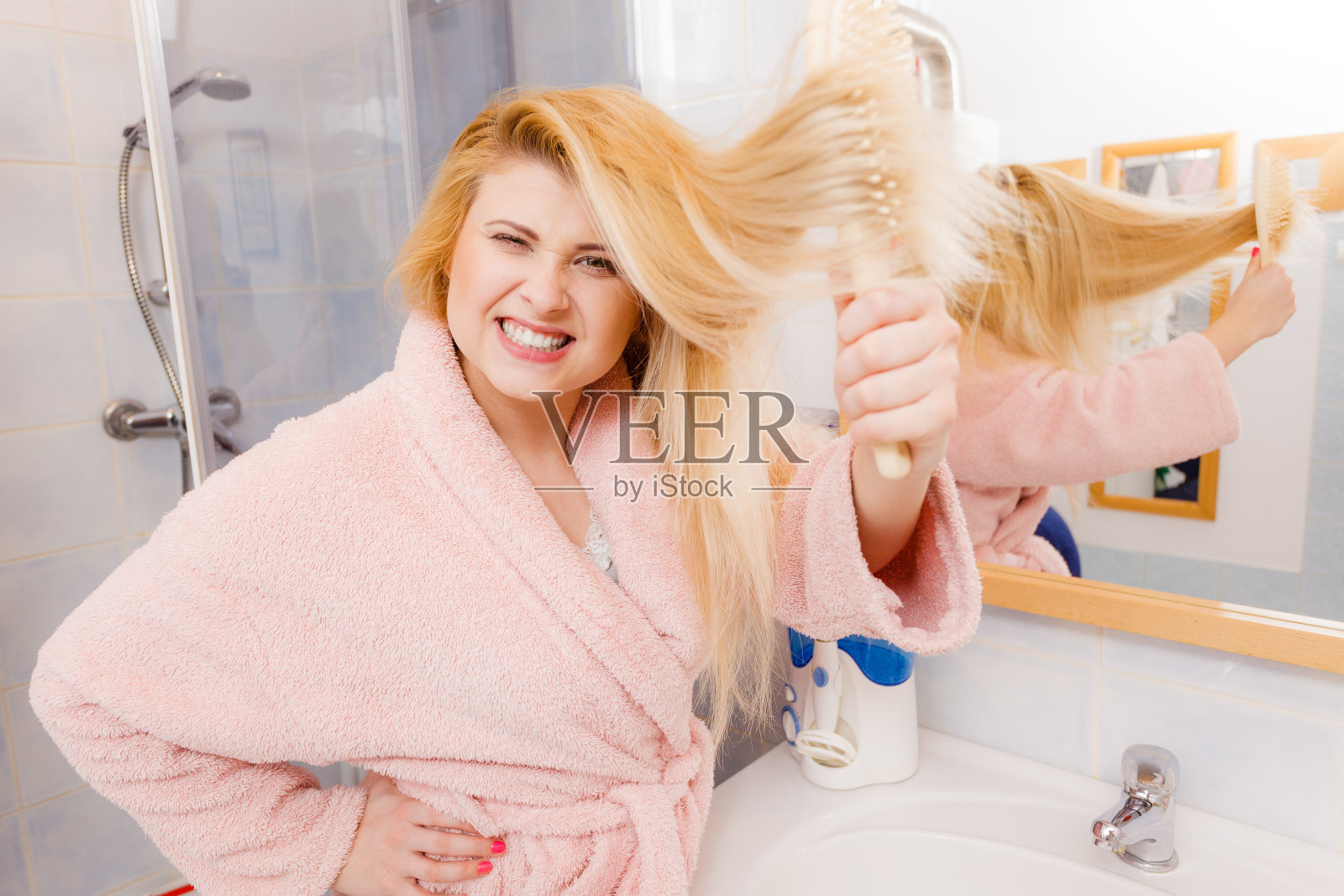穿着晨衣的女人梳着头发照片摄影图片