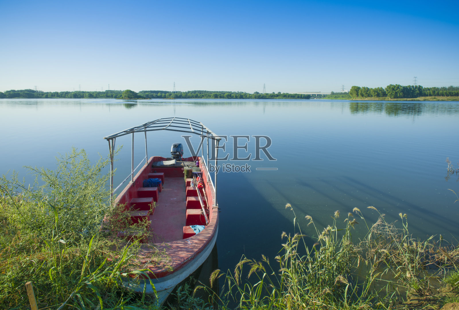 湖上泊船的风景。照片摄影图片