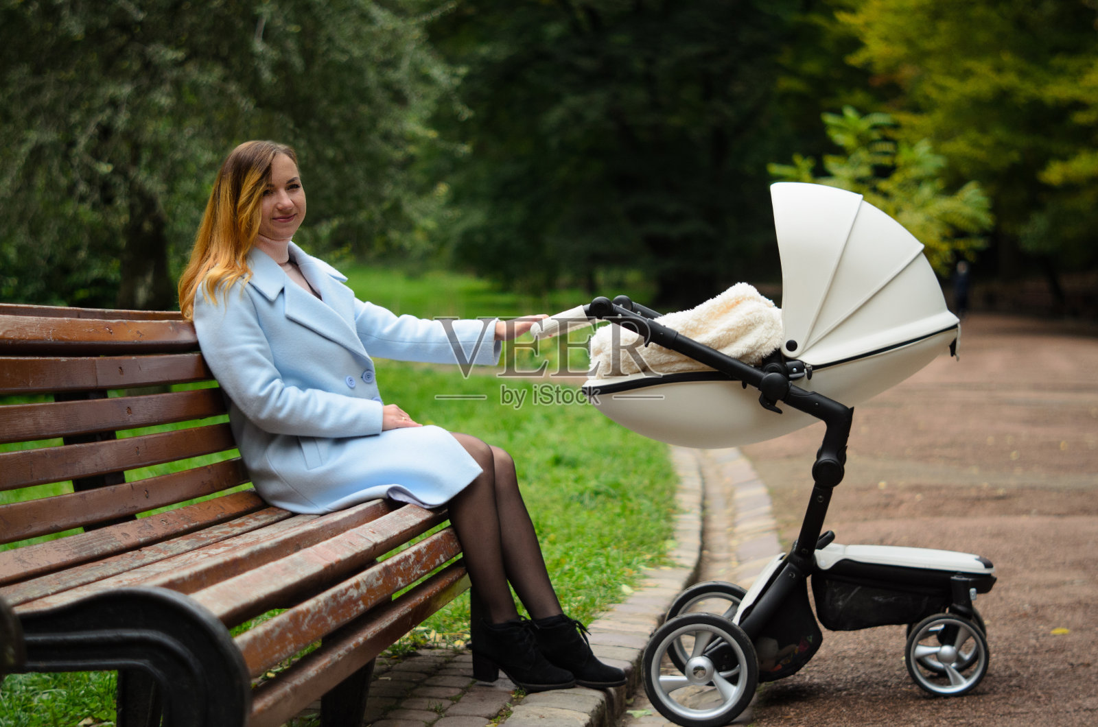 家庭，孩子和母亲的概念-快乐的母亲与婴儿车在公园散步照片摄影图片