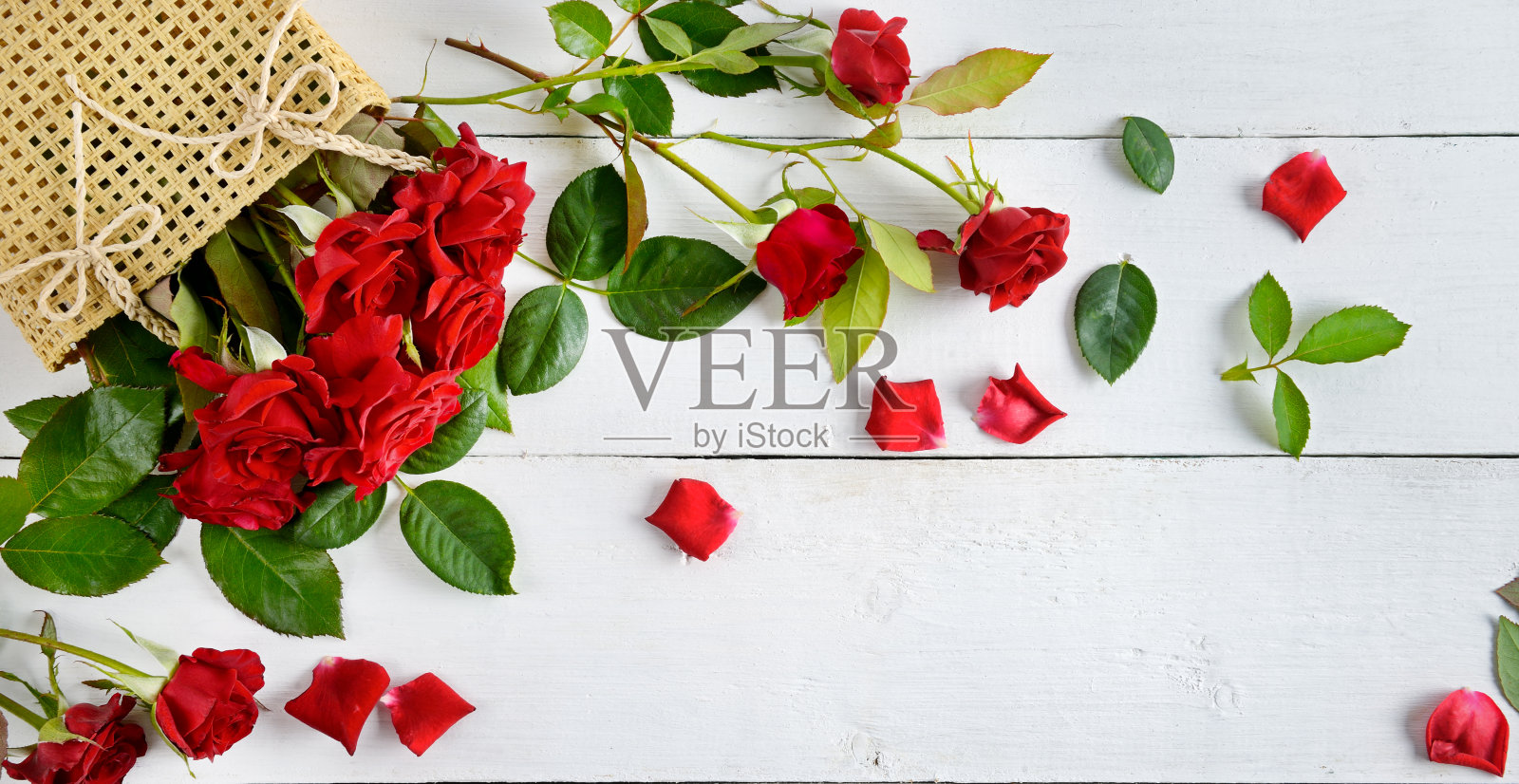 花组成。白色木质背景上的红玫瑰。平躺，俯视图。文本的空闲空间。照片摄影图片