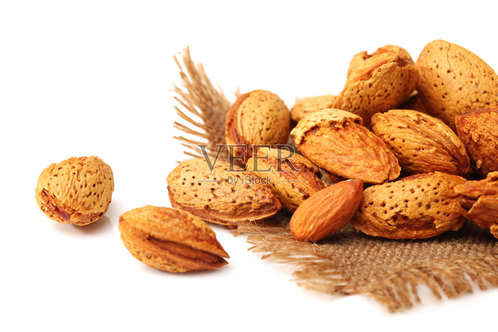 Almond nuts  isolated on the white background照片摄影图片