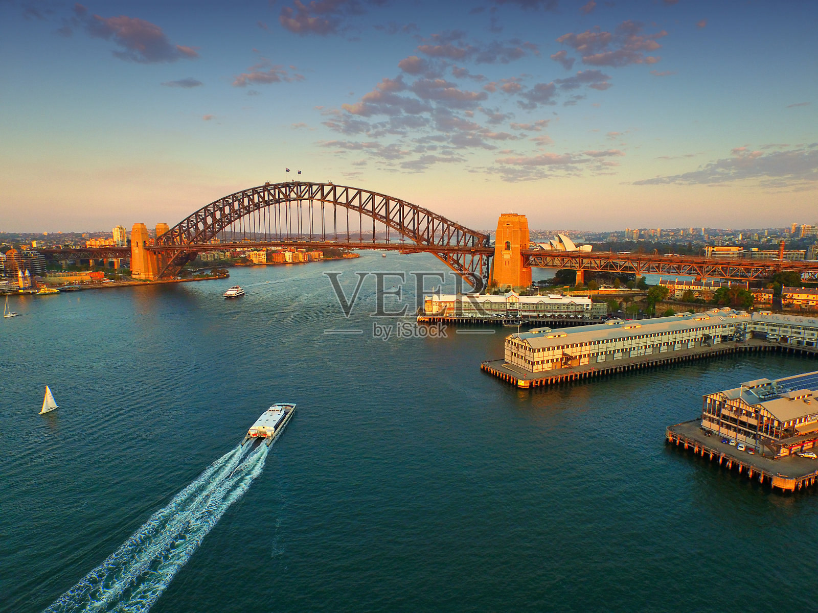 鸟瞰图悉尼海港在黄昏照片摄影图片