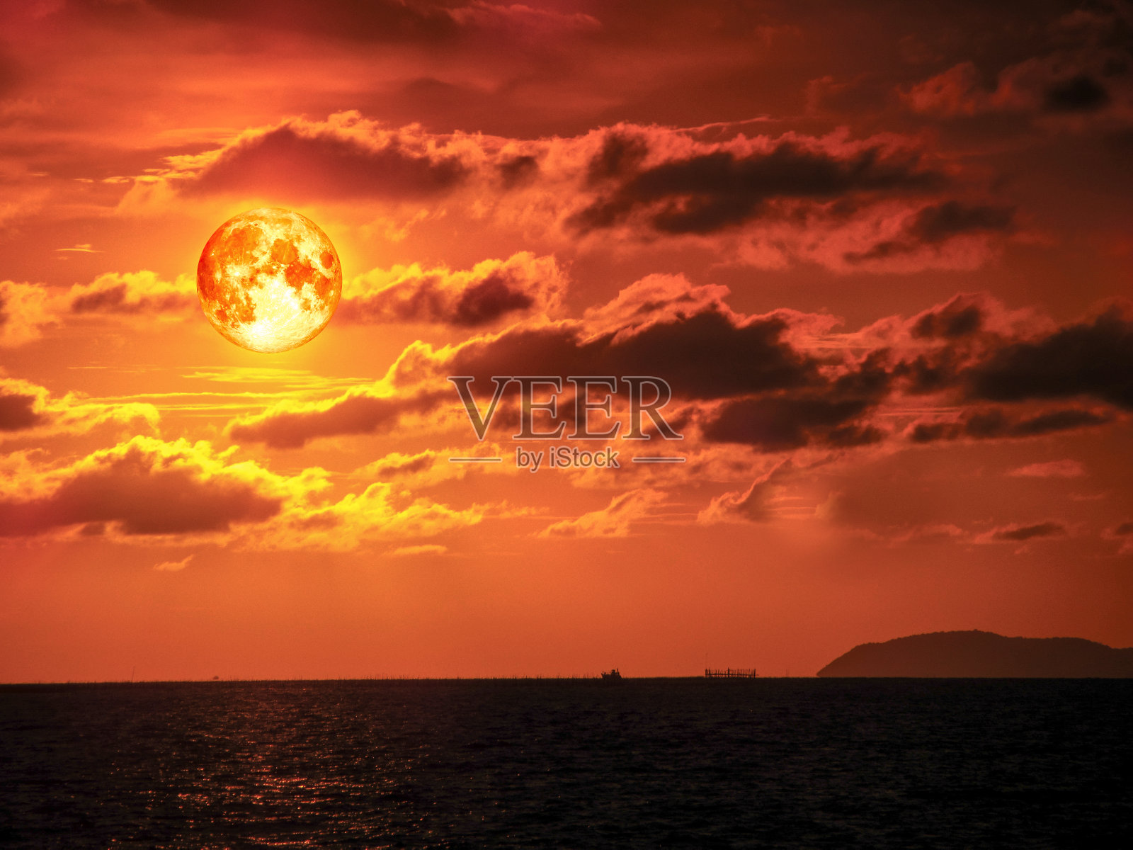 超级血月日落海平线橙色云照片摄影图片
