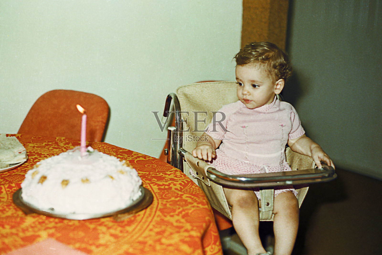 复古小女孩的第一个生日照片摄影图片