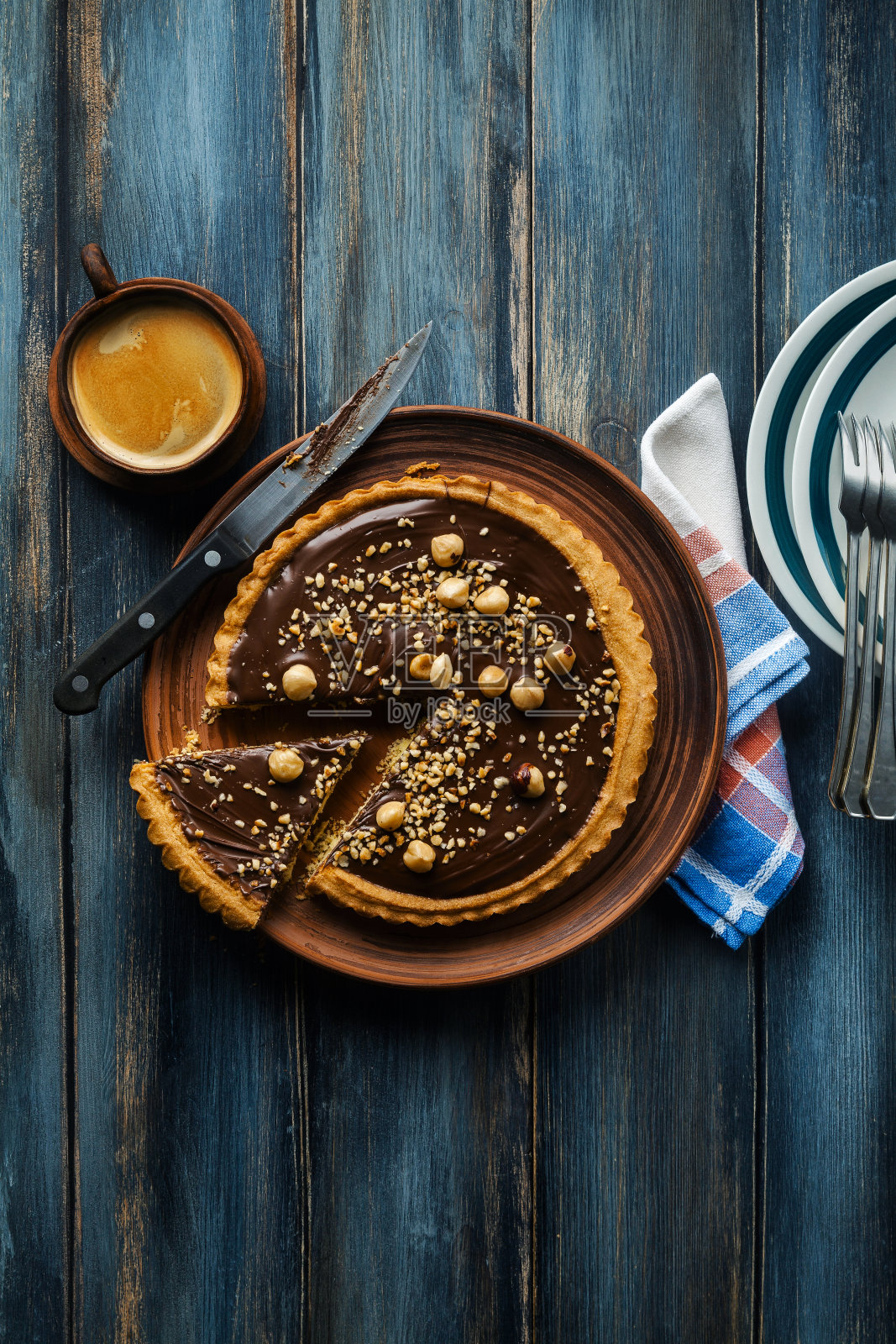 意大利榛子巧克力核桃蛋糕。和咖啡照片摄影图片