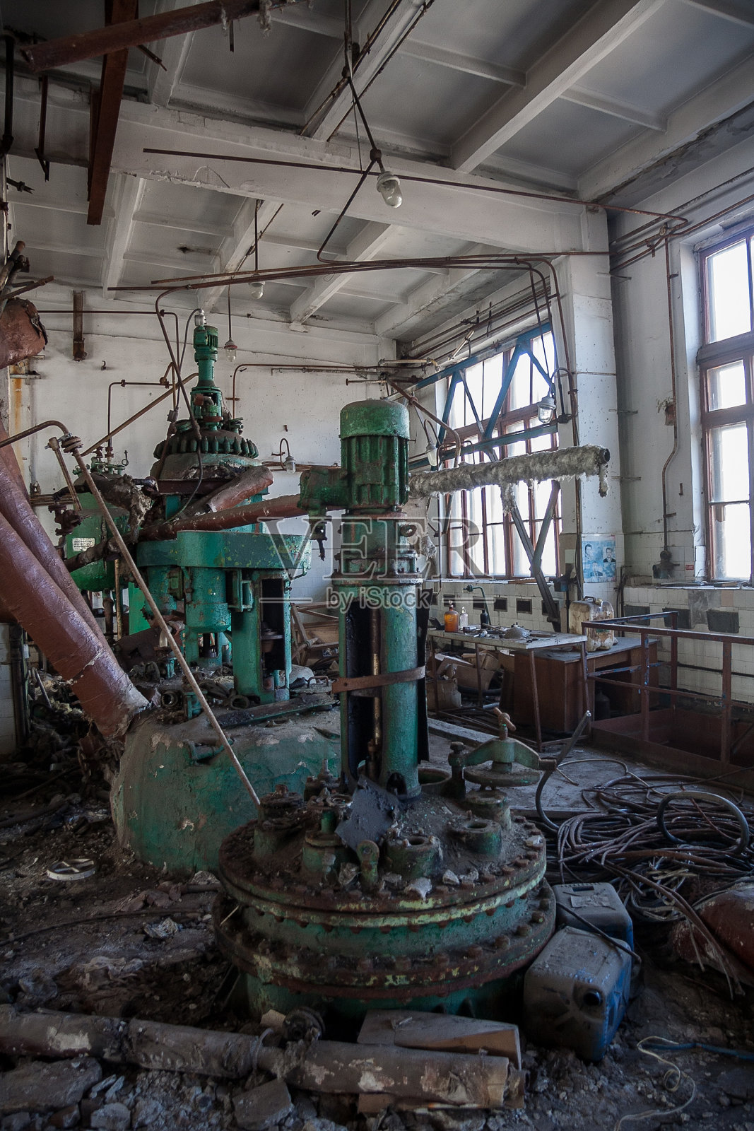 废弃的化学制药维生素厂和设备的残骸照片摄影图片
