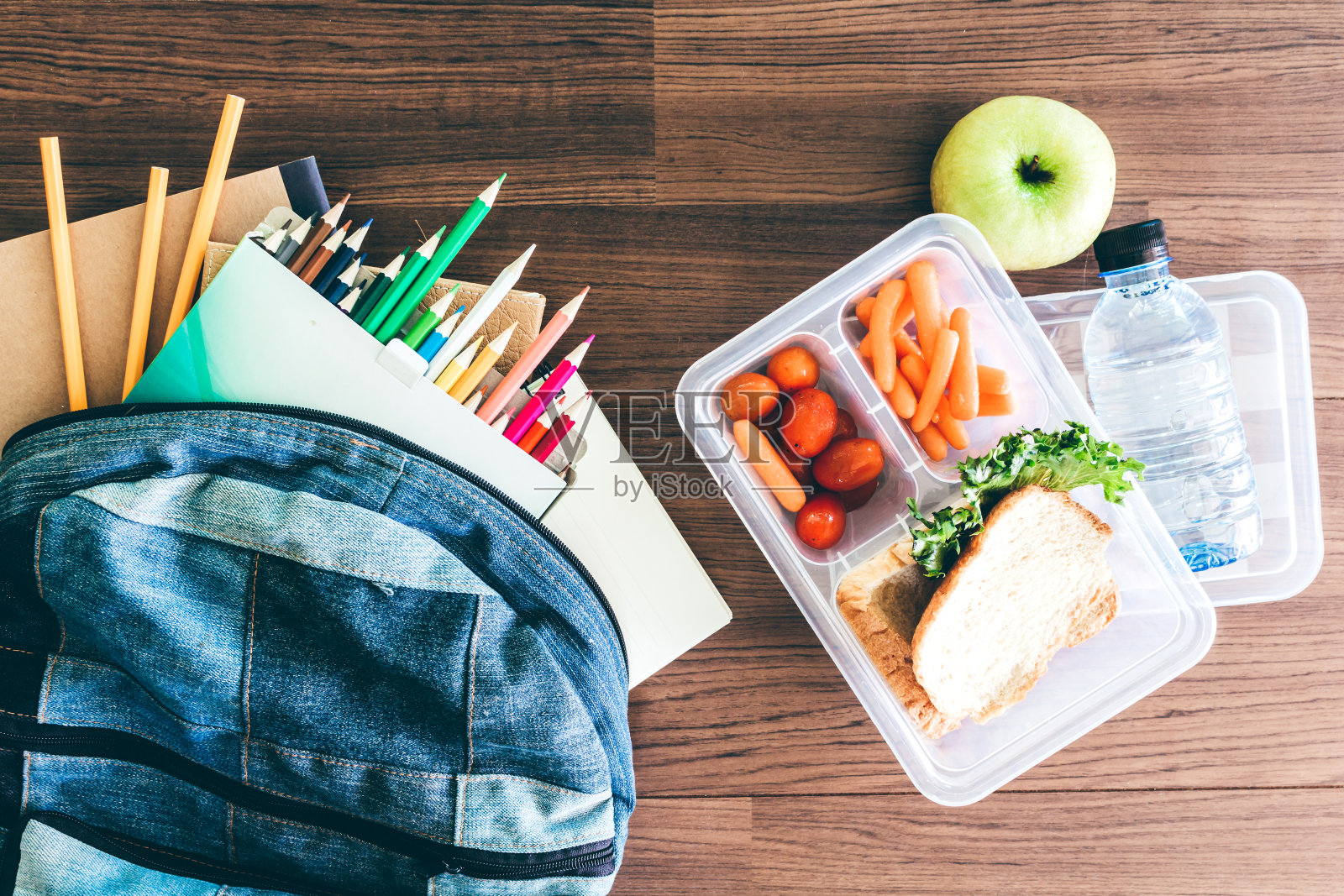 午餐盒蔬菜和面包片，健康的学校午餐放在木桌上照片摄影图片