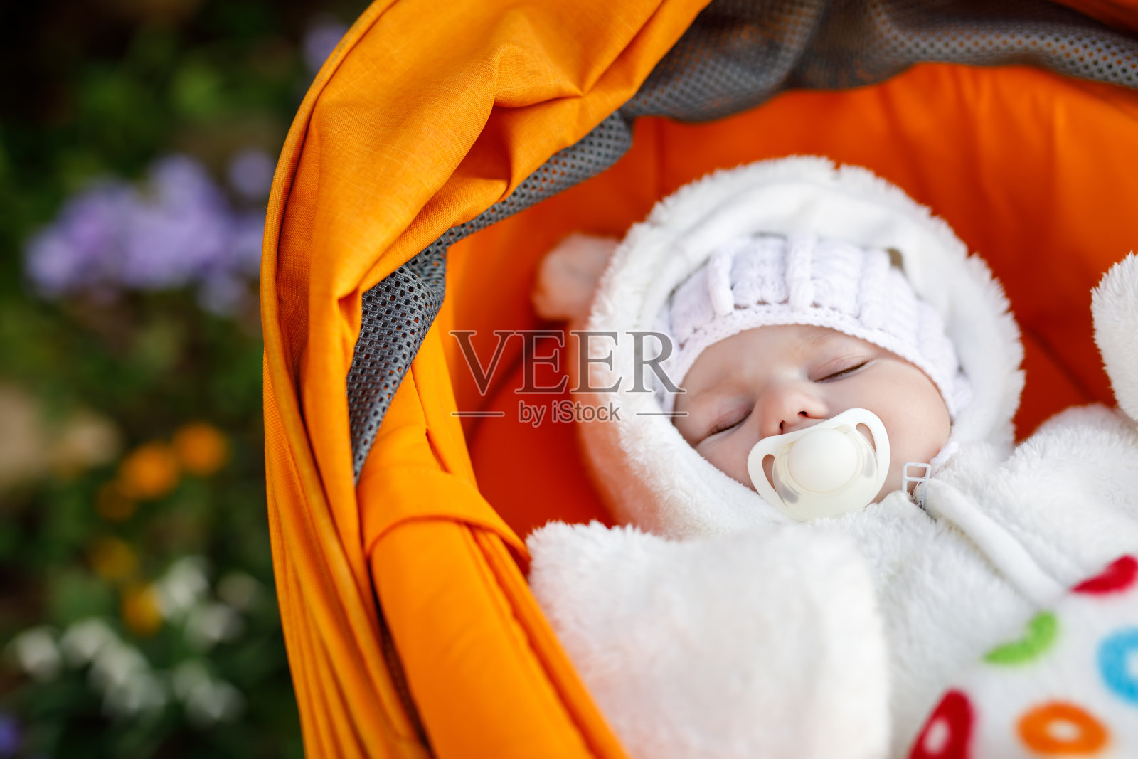 可爱的新生儿在温暖的冬天的衣服肖像照片摄影图片