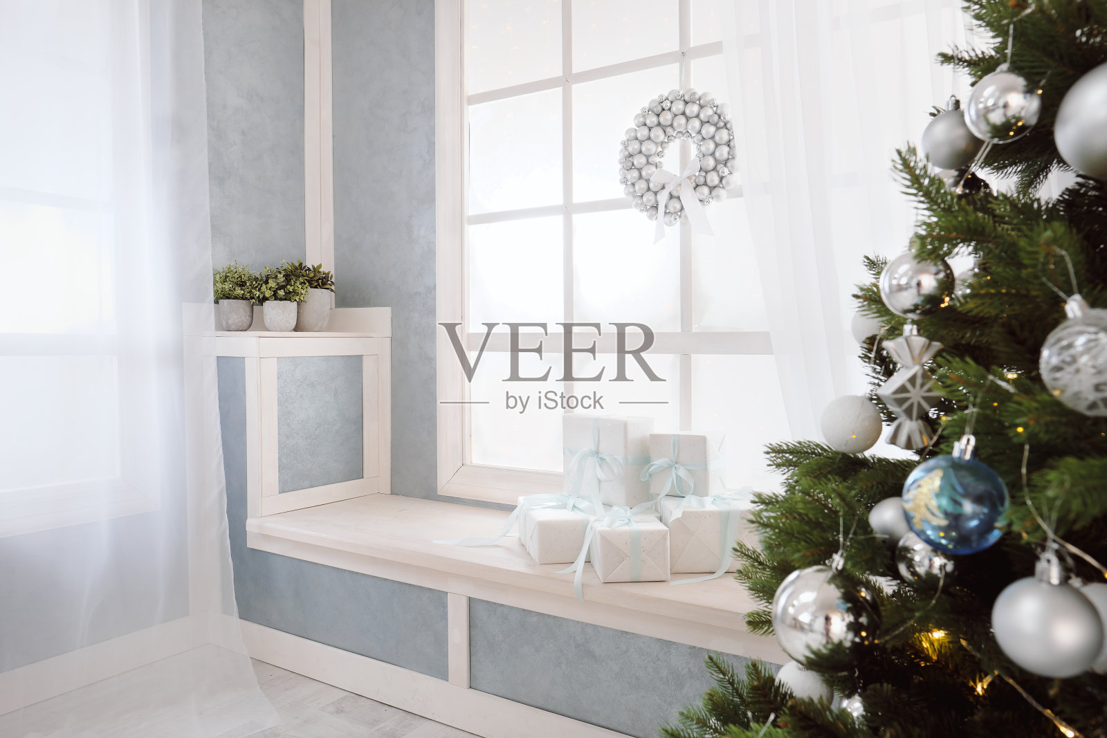 明亮的圣诞树，窗户和礼物的圣诞室内照片摄影图片