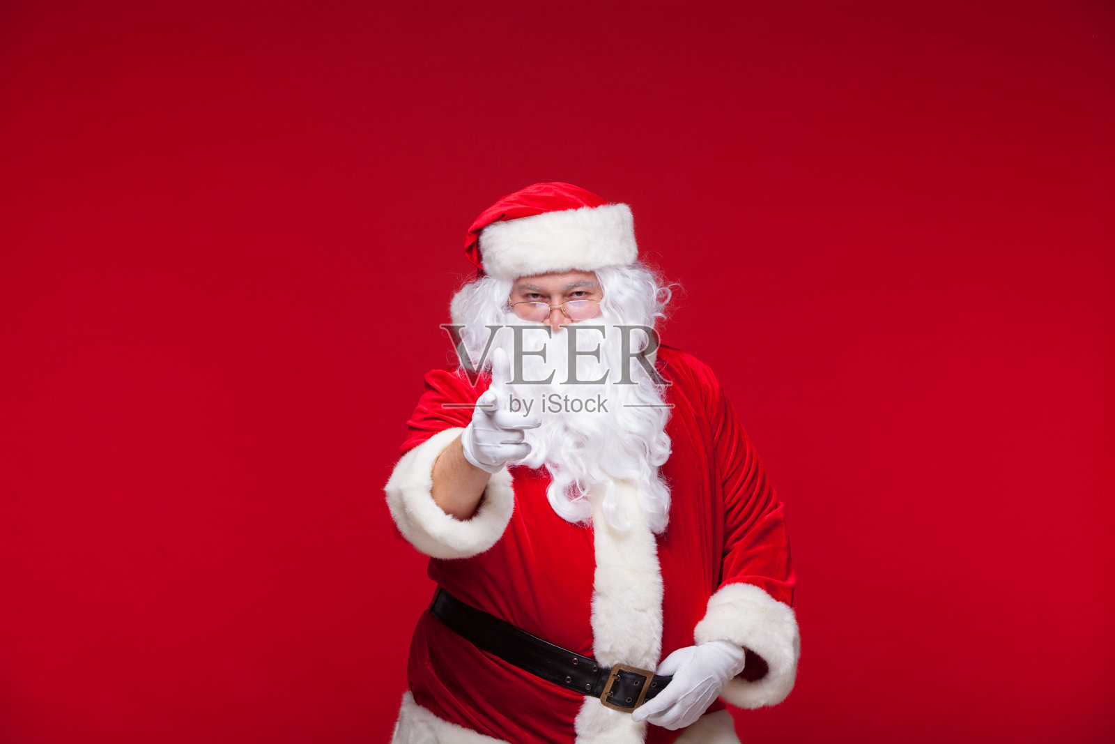 圣诞老人在红色背景上跳舞照片摄影图片