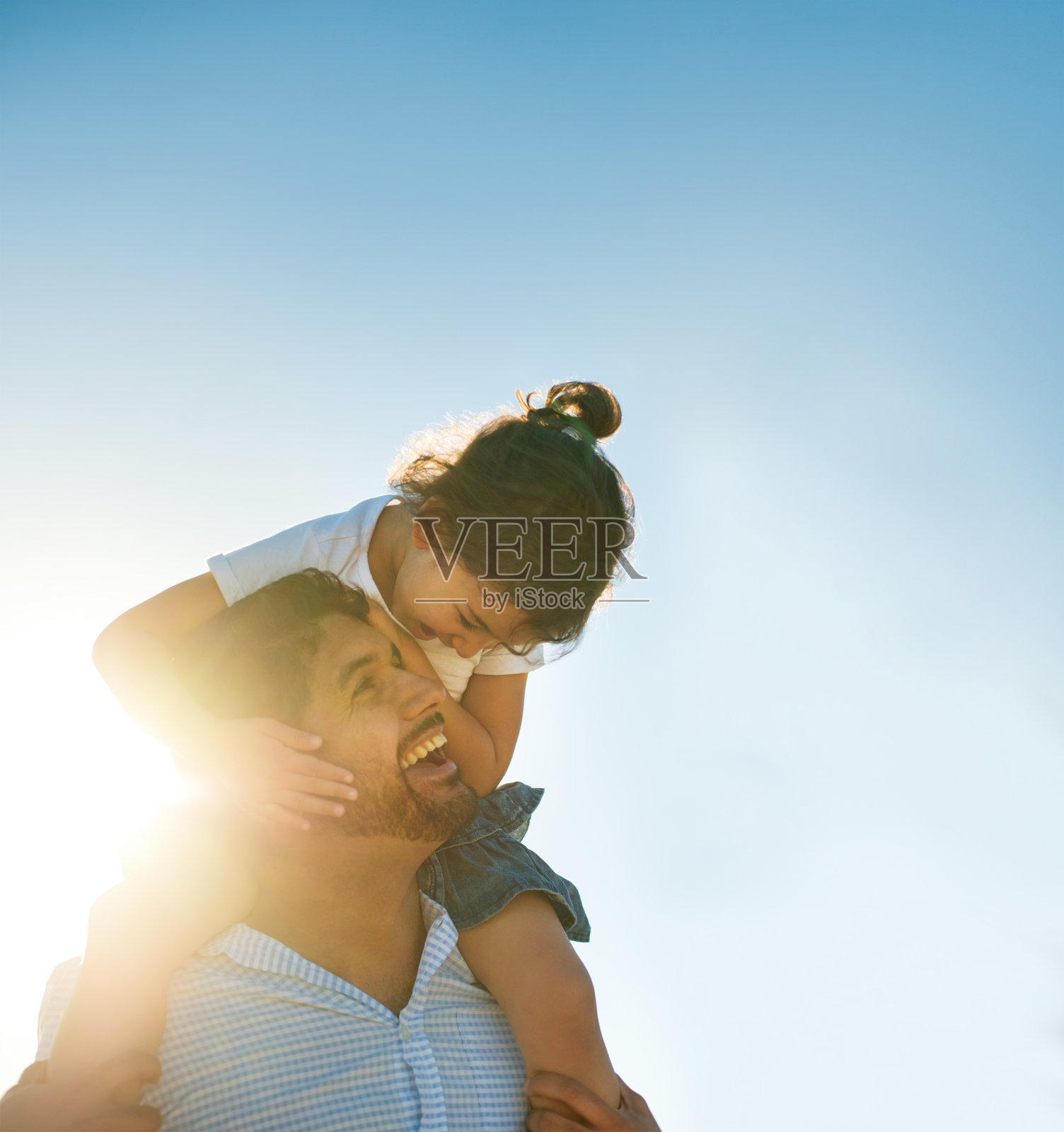 父亲和女儿在阳光下玩耍照片摄影图片