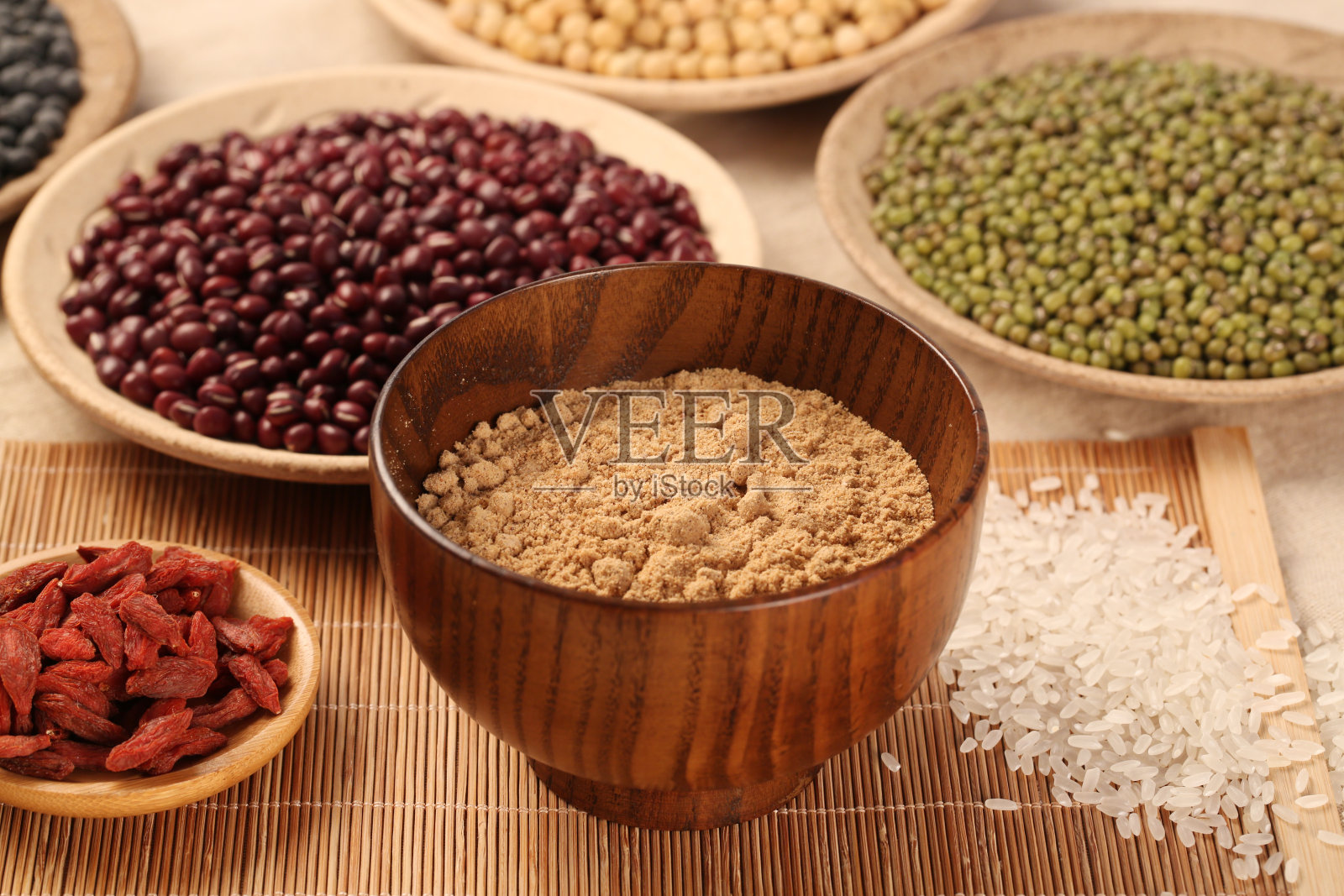 健康饮食。黑米，大米，小米，豆类，枸杞(枸杞)，研磨成某种健康的食物面粉。这是在中国很受欢迎的食物，并被称为五谷芬。照片摄影图片