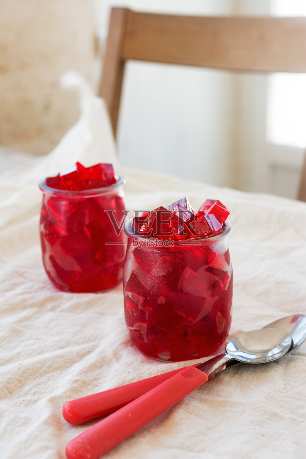 红果冻，切成丁，放在两玻璃杯里照片摄影图片