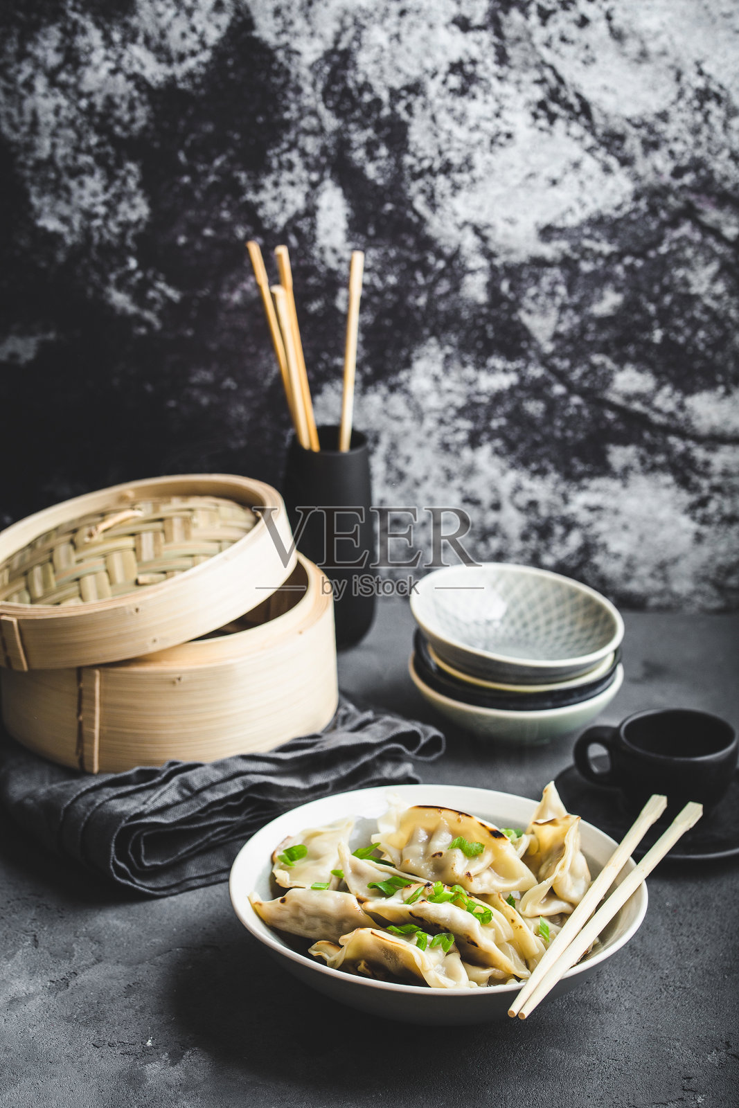 碗装亚洲饺子照片摄影图片
