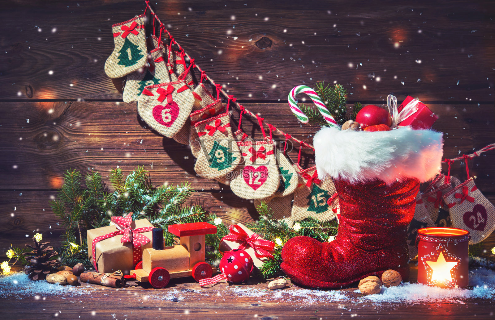 圣诞日历和圣诞老人的鞋和礼物在乡村木制背景照片摄影图片