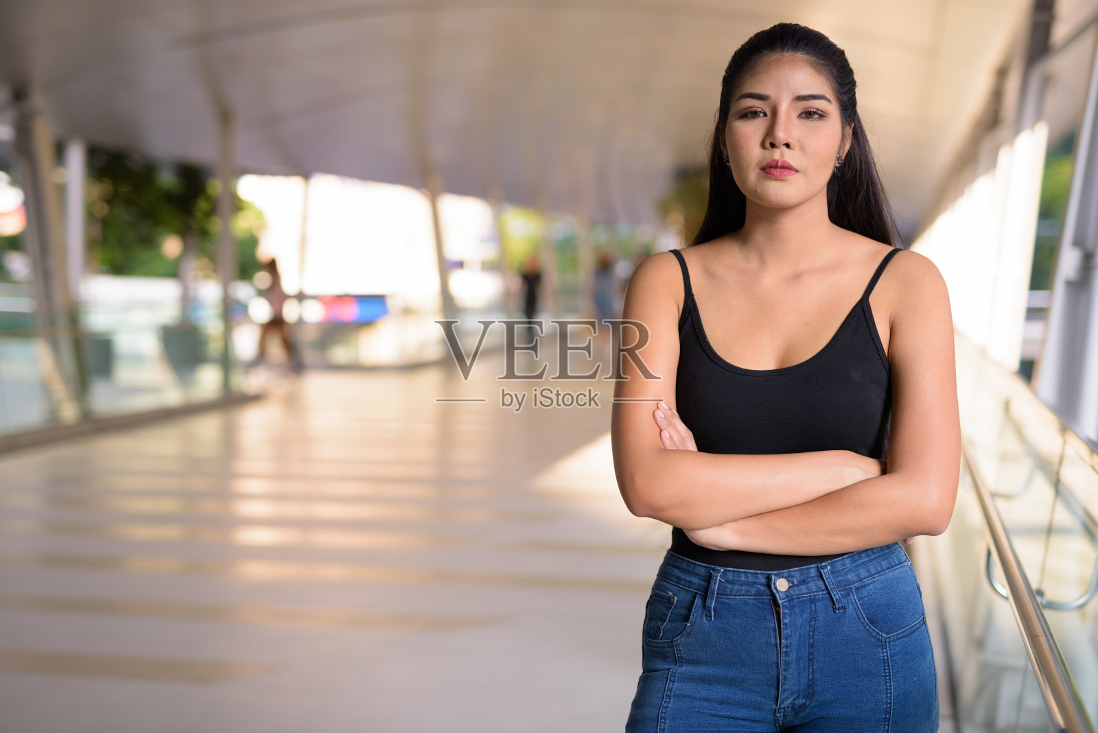年轻美丽的亚洲女人享受生活在曼谷的城市泰国照片摄影图片