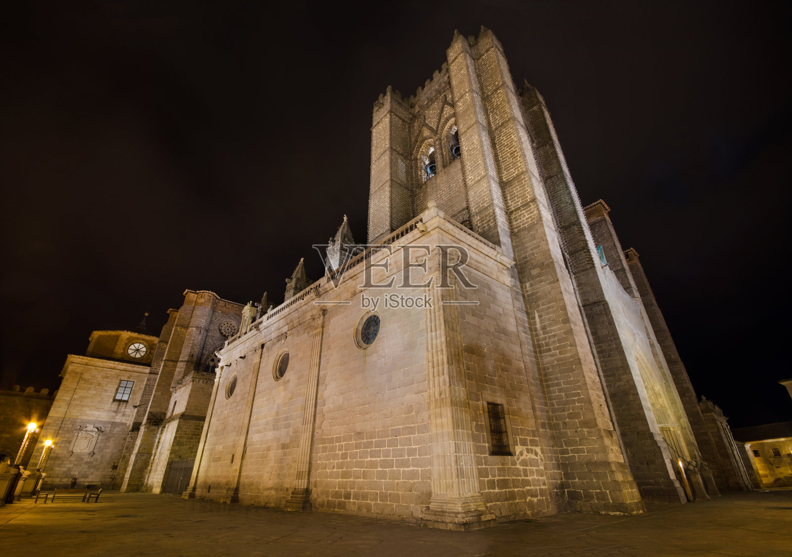 西班牙卡斯蒂利亚里昂著名的阿维拉大教堂夜景。照片摄影图片