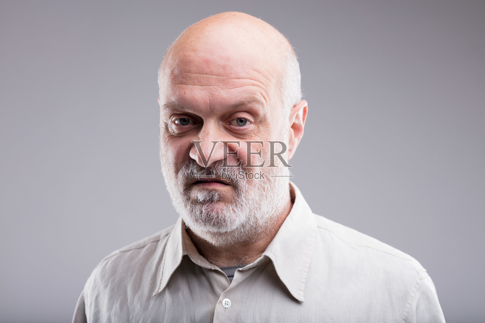 一个抬头看文案的秃顶男人照片摄影图片_ID:132411224-Veer图库