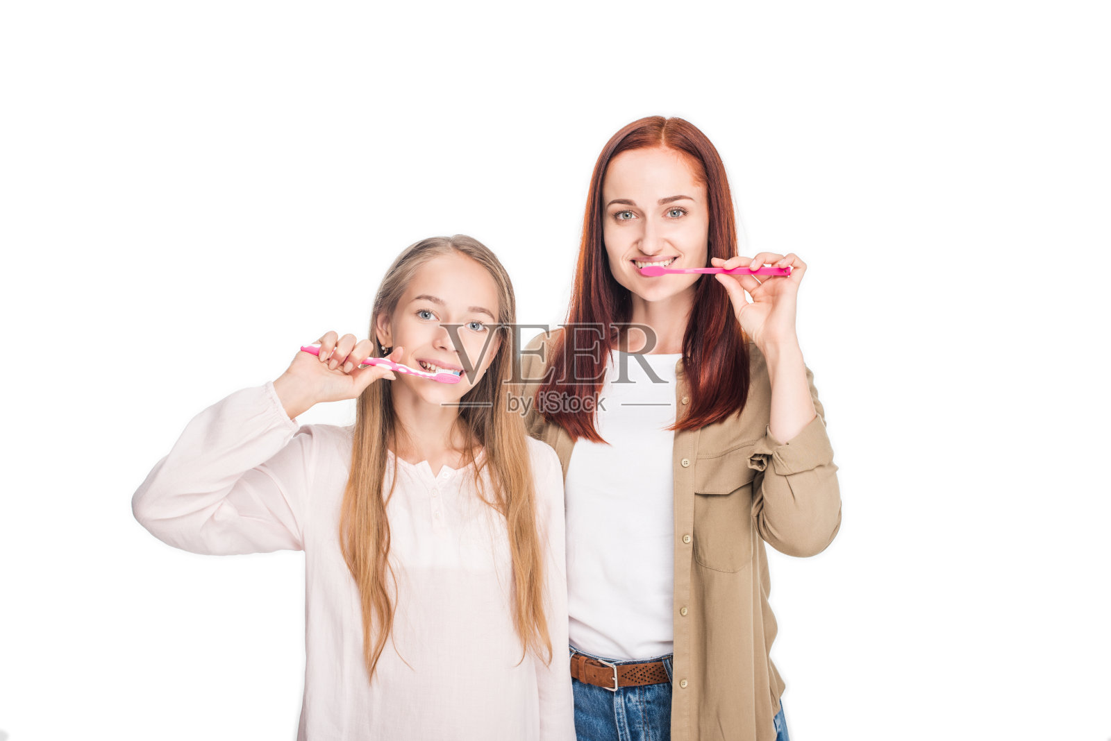 母亲和女儿正在刷牙照片摄影图片