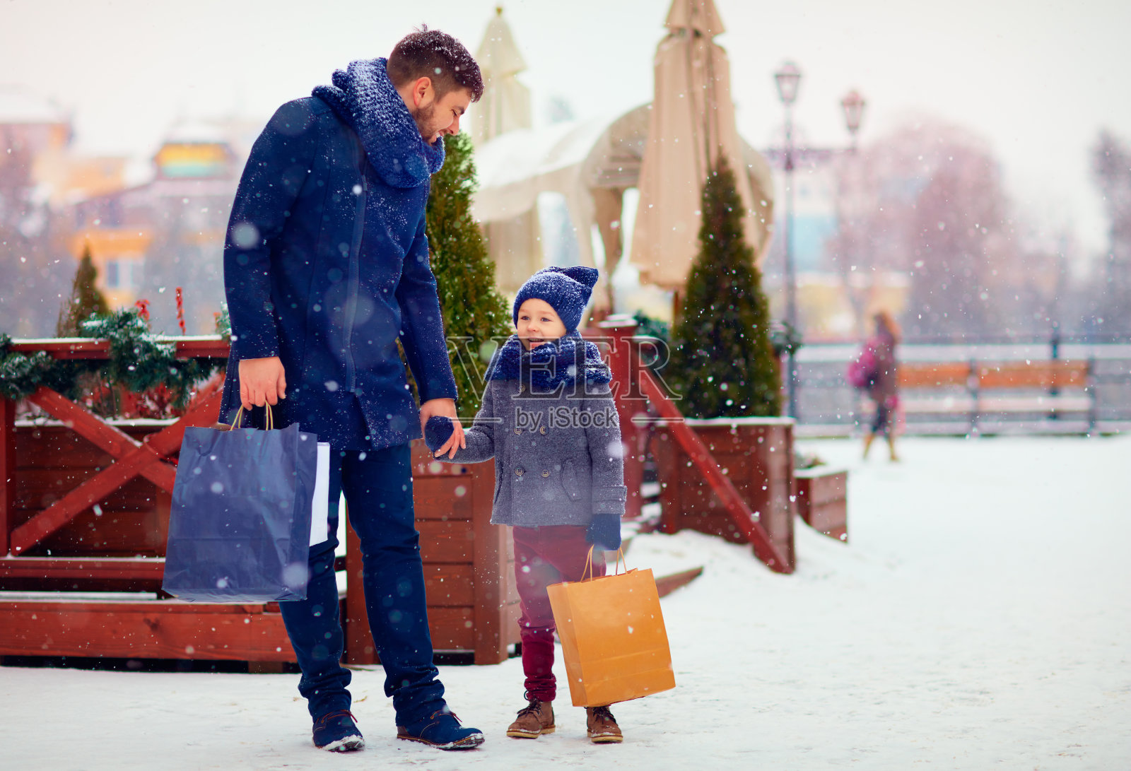 快乐的家庭在冬季城市购物照片摄影图片