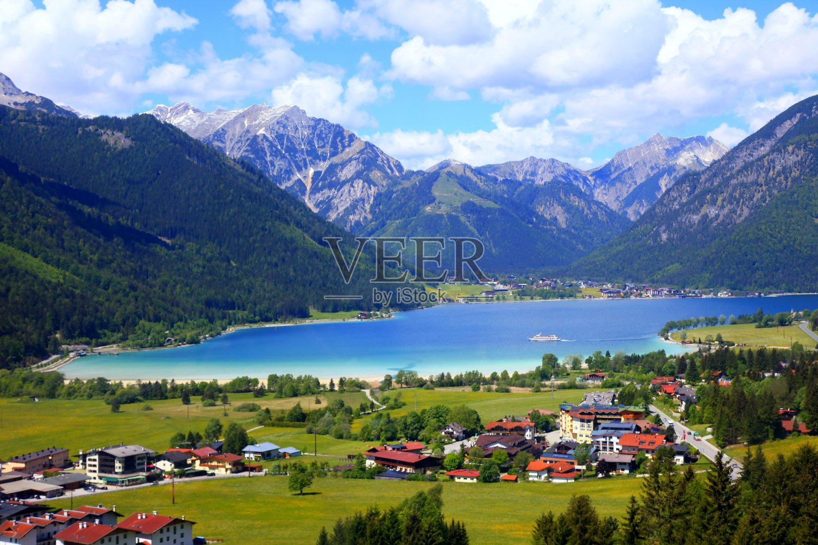 在田园式的阿琴湖的绿松石反射，阿尔卑斯山景观在奥地利的蒂罗尔-卡温德尔山脉边界巴伐利亚阿尔卑斯山在德国-雄伟的高山景观在金色的秋天，戏剧性的蒂罗尔雪山全景，奥地利照片摄影图片