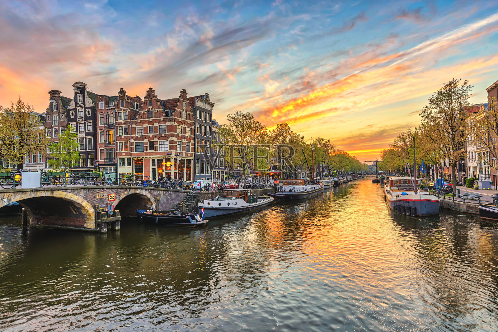 阿姆斯特丹日落城市天际线在运河滨水，阿姆斯特丹，荷兰照片摄影图片