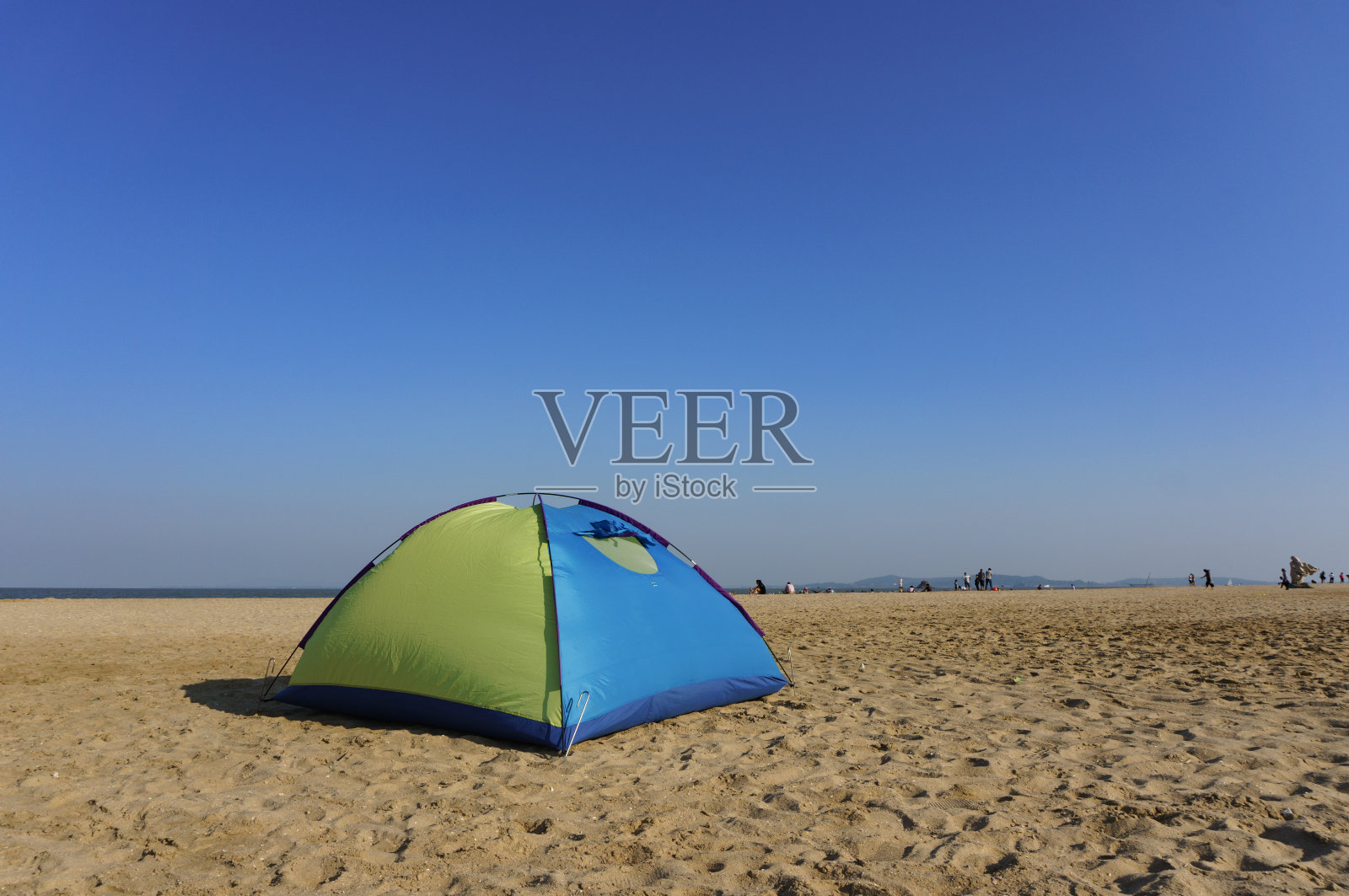 沙滩上的旅行帐篷，蓝天照片摄影图片