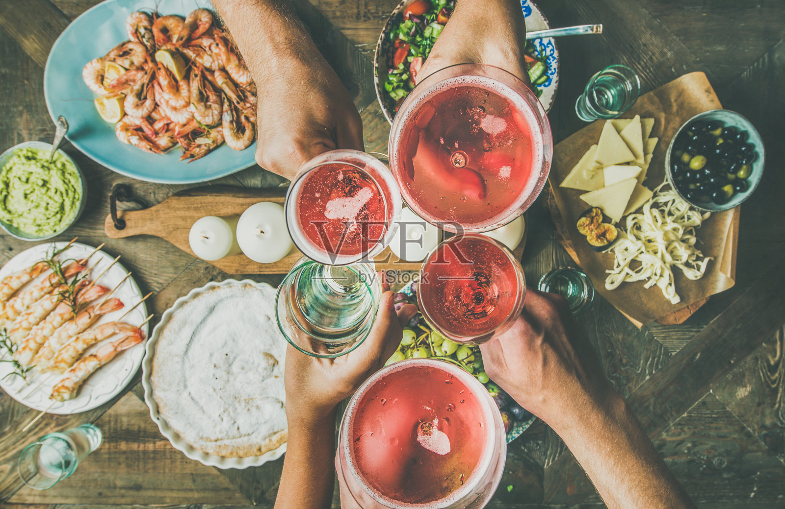 平躺的朋友手一起吃饭喝酒，横着构图照片摄影图片