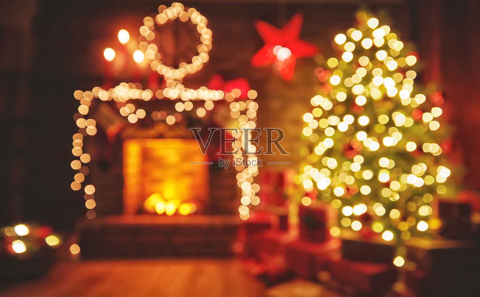 室内的圣诞节。魔法发光的树，黑暗中的壁炉礼物照片摄影图片
