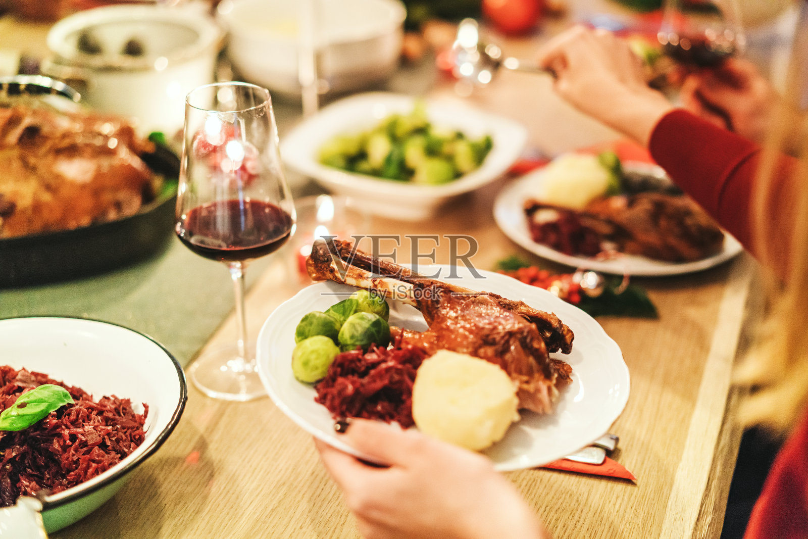 传统的德国节日鹅晚餐与饺子和红卷心菜照片摄影图片