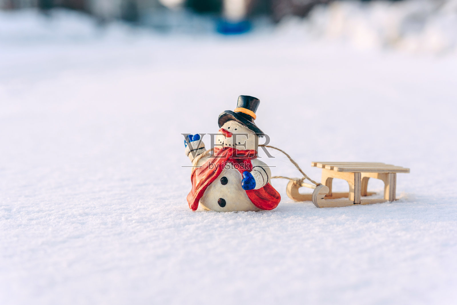 手工制作的圣诞装饰品雪人在雪地上照片摄影图片