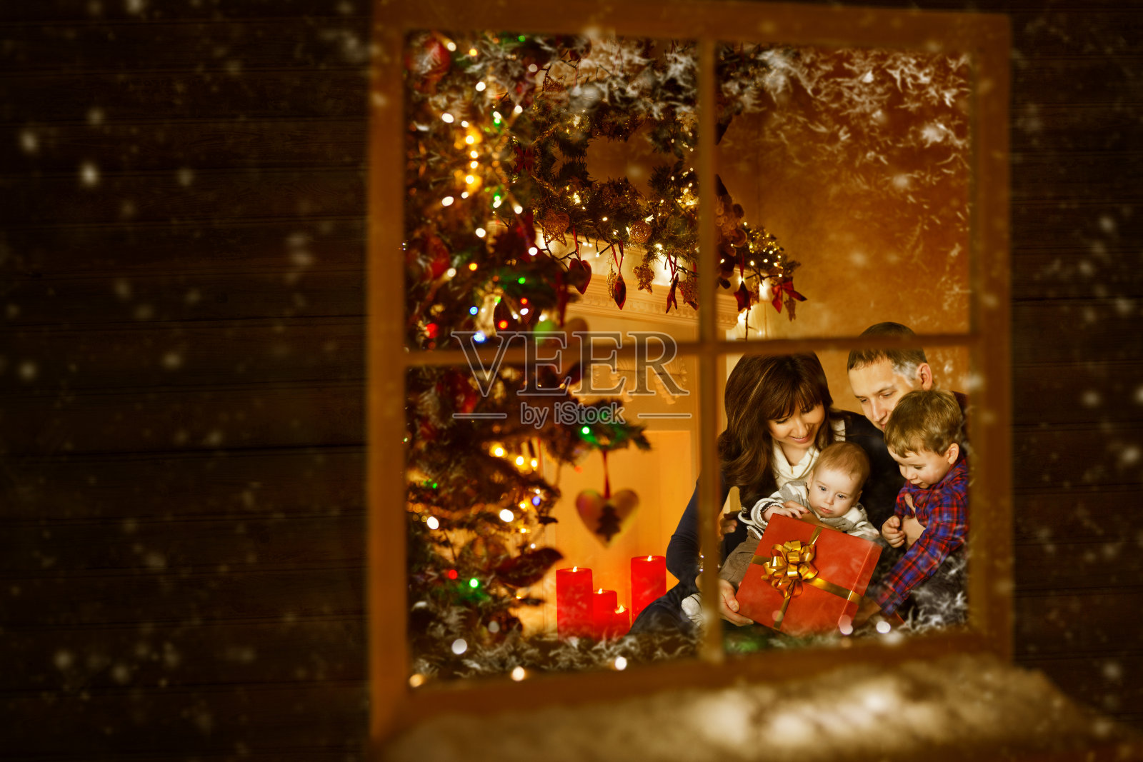 圣诞窗口，家庭庆祝圣诞假期在家里，母亲父亲孩子婴儿照片摄影图片