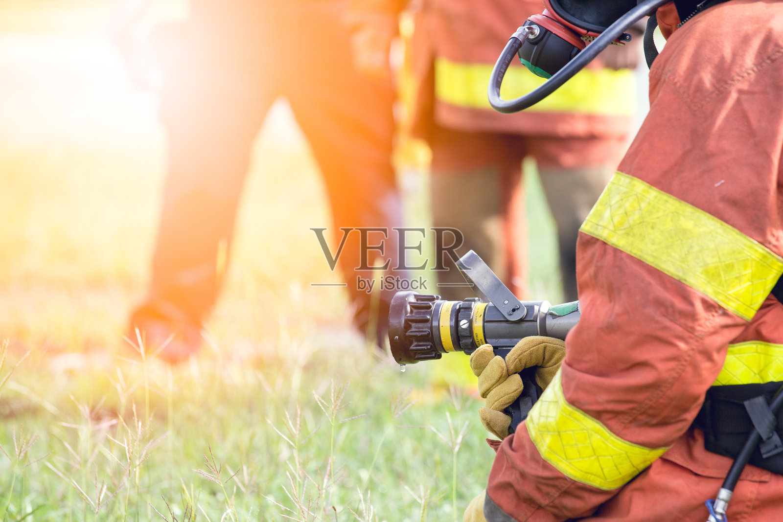 消防队员用火炬固定消火栓喷嘴照片摄影图片
