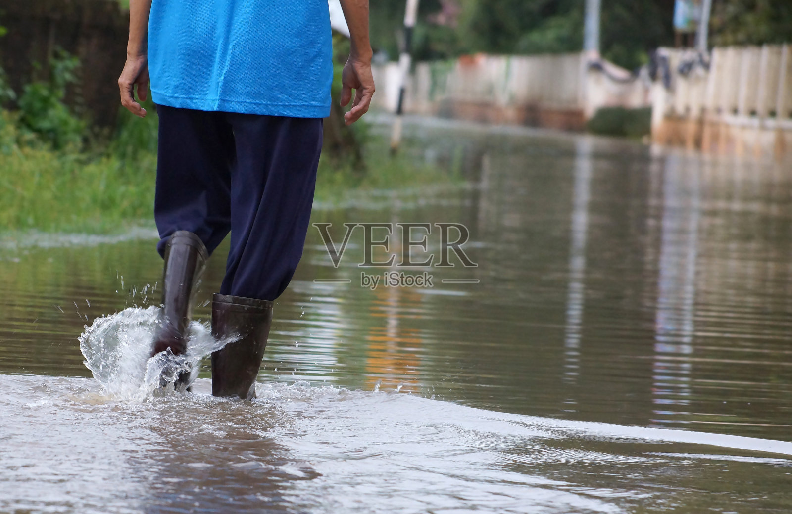 一个人走在被水淹没的路上照片摄影图片