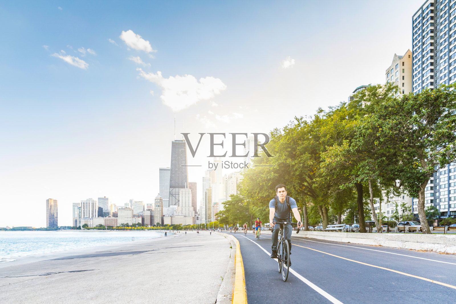 在芝加哥骑自行车的人与城市背景照片摄影图片