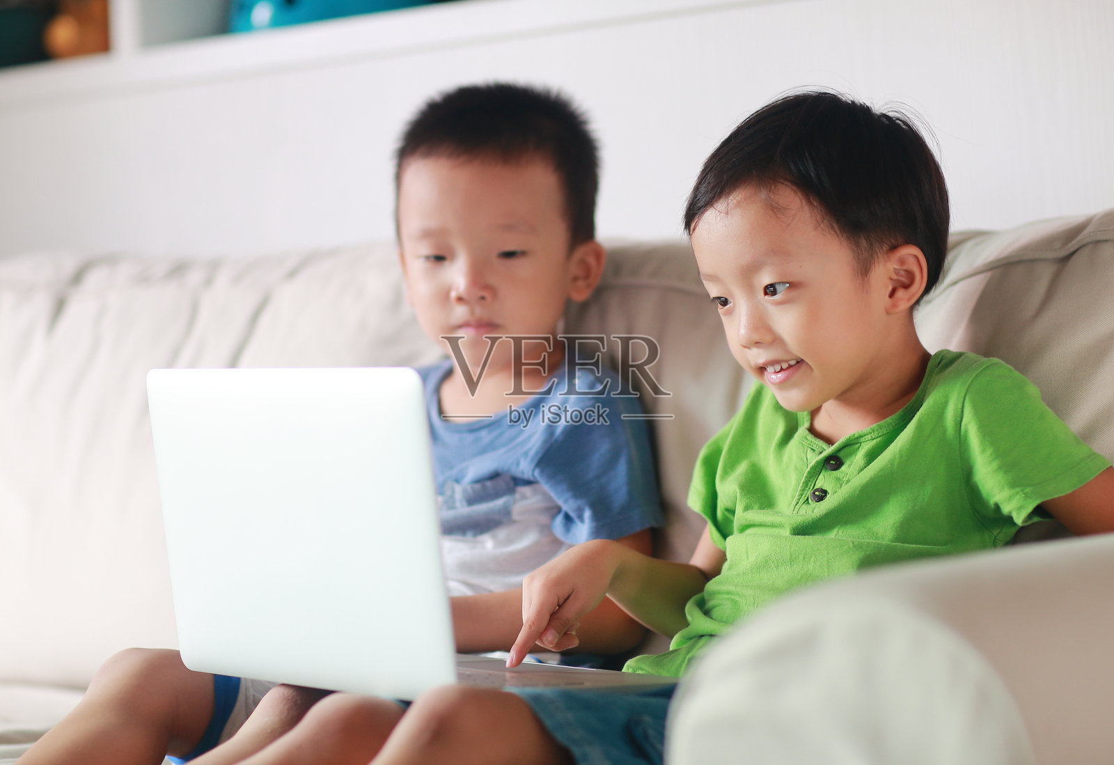 儿童使用的笔记本电脑照片摄影图片