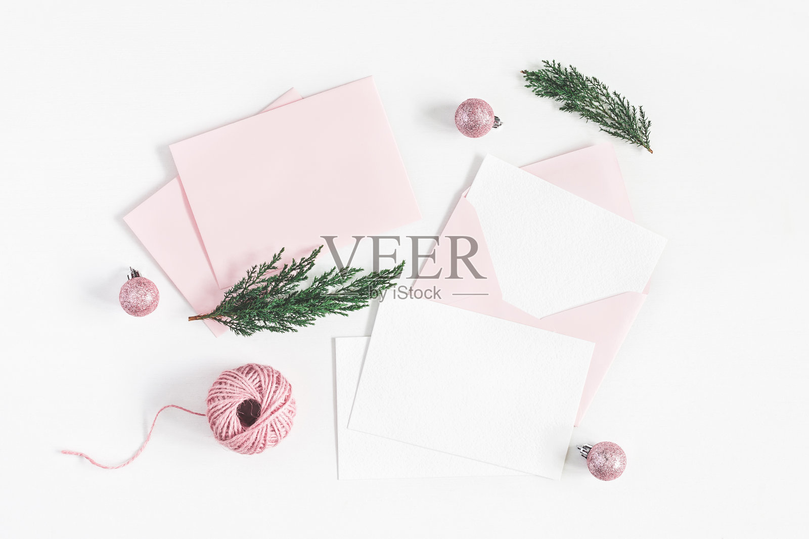 信封，圣诞节粉红色的装饰品，柏枝。俯视图，平放照片摄影图片