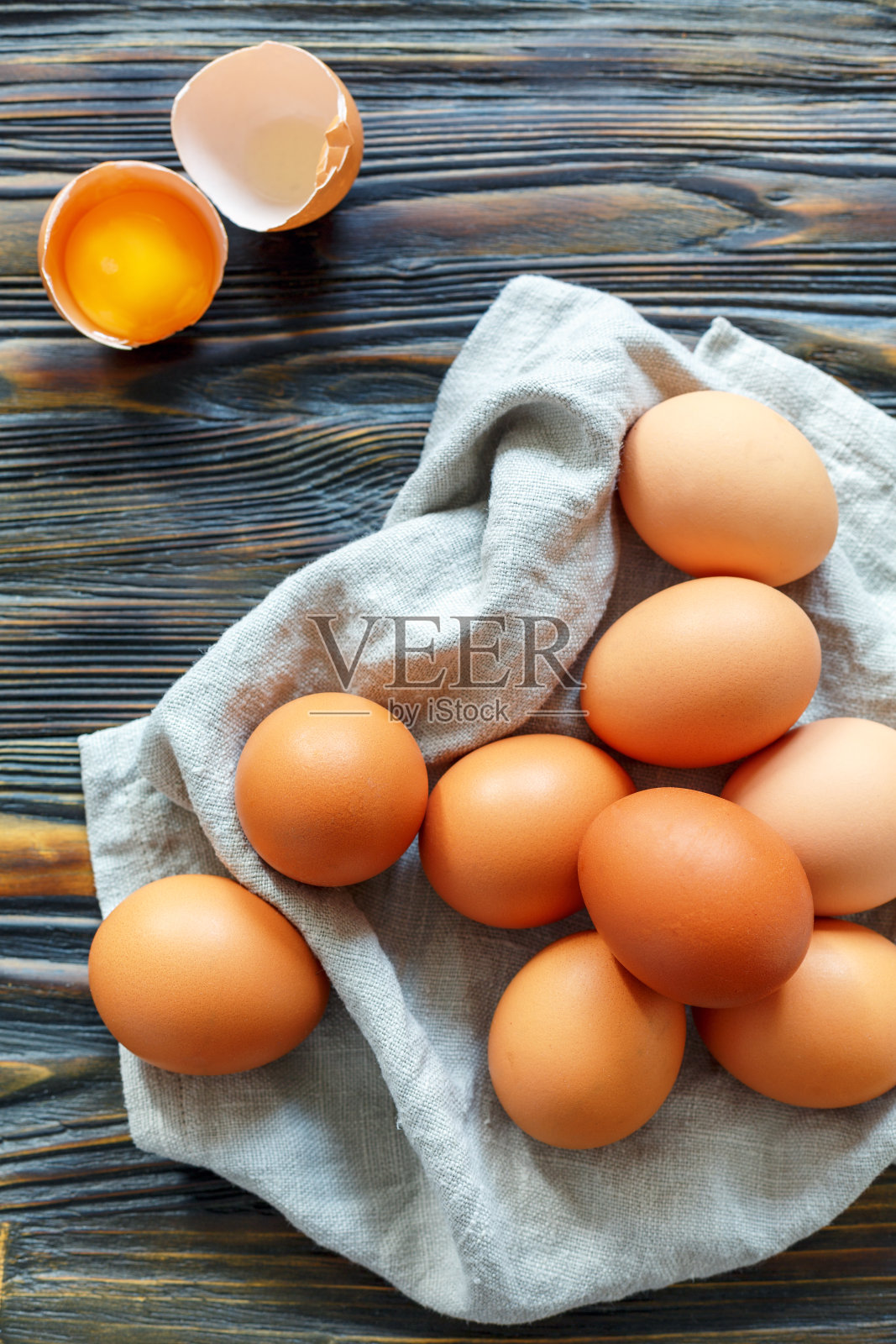 亚麻毛巾上放着新鲜的鸡蛋。照片摄影图片