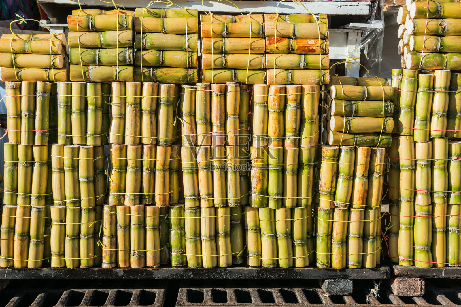 厄瓜多尔通古拉瓜巴尼奥斯市的市场上出售成包的甘蔗棒照片摄影图片