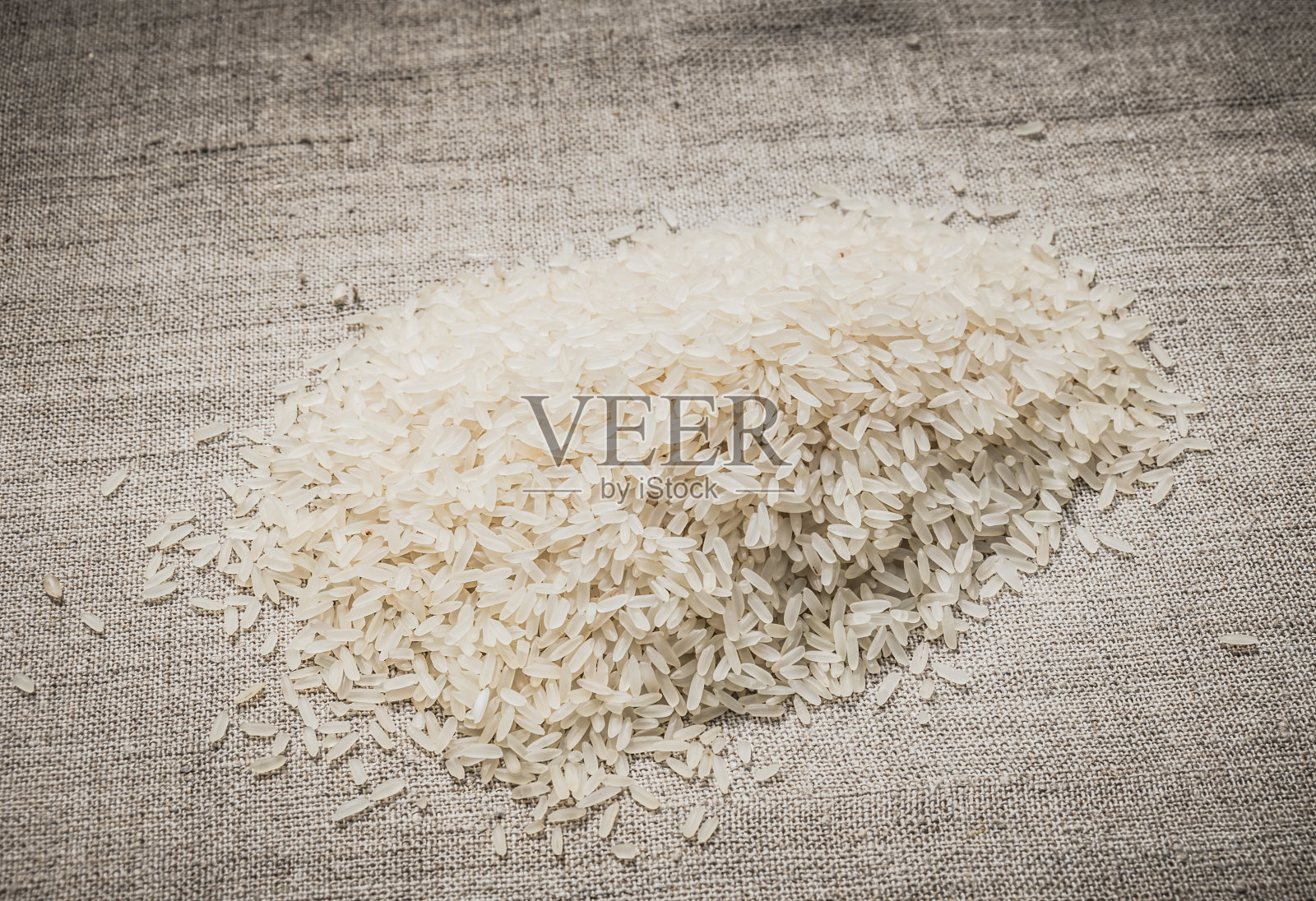 亚麻桌布背景上的米粒。碳水化合物的饮食照片摄影图片