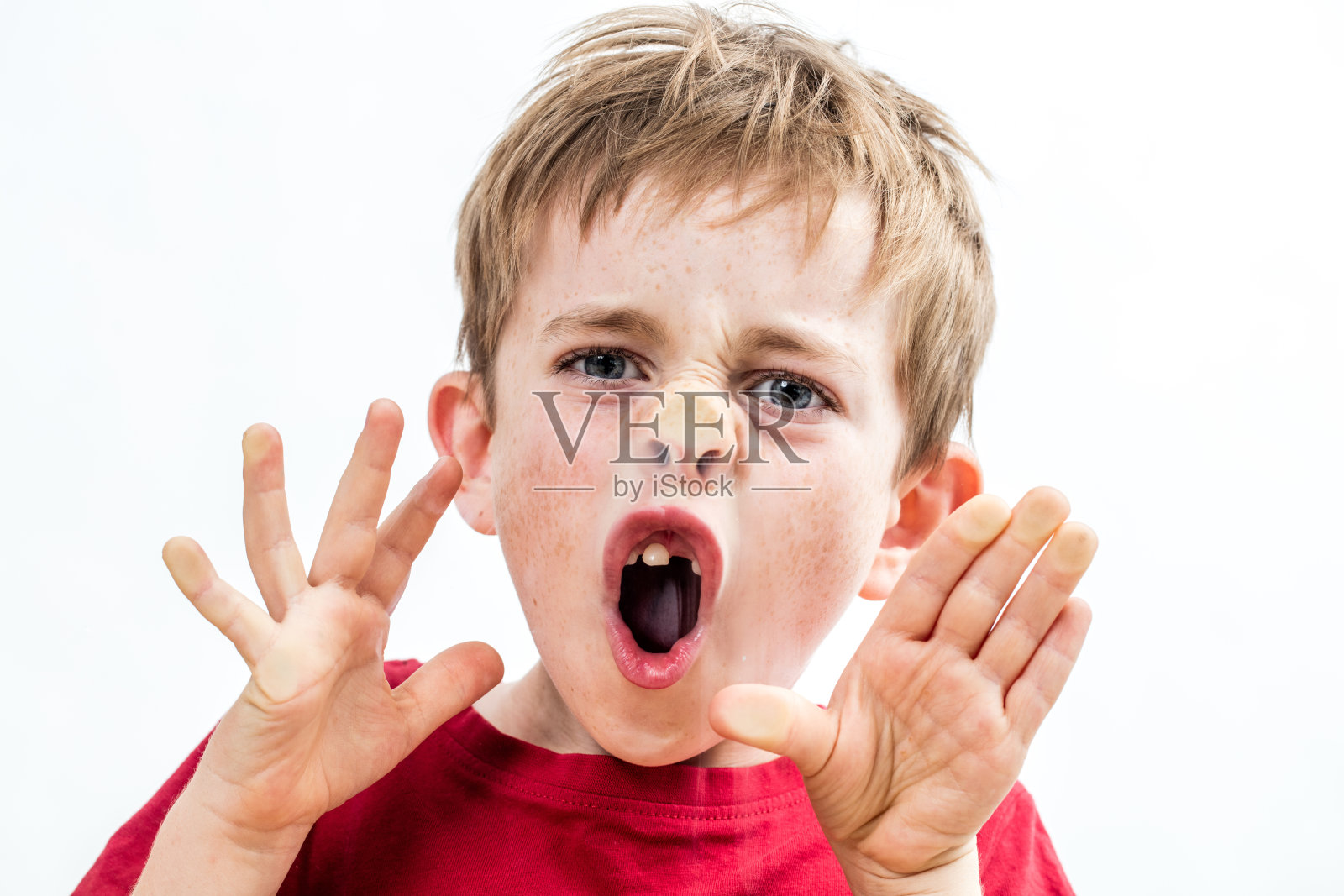 尖叫的厚脸皮的孩子把自己的鼻子压到窗户上，因为他行为不端照片摄影图片
